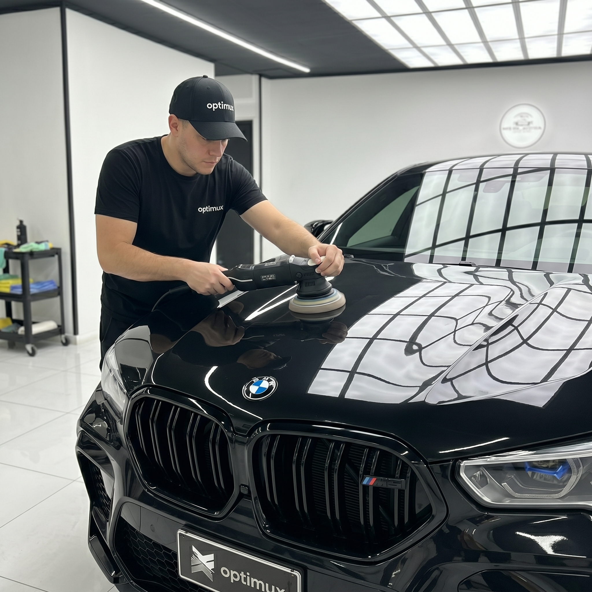 Técnico de Optimux Detail puliendo un auto
